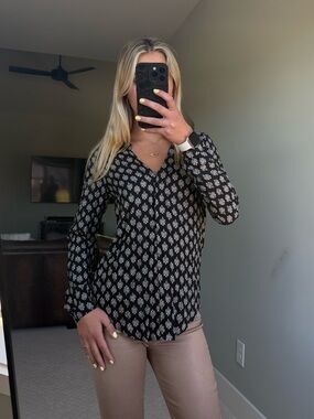 Velvet by Graham & Spencer Black Printed V-Neck Long Sleeve Blouse